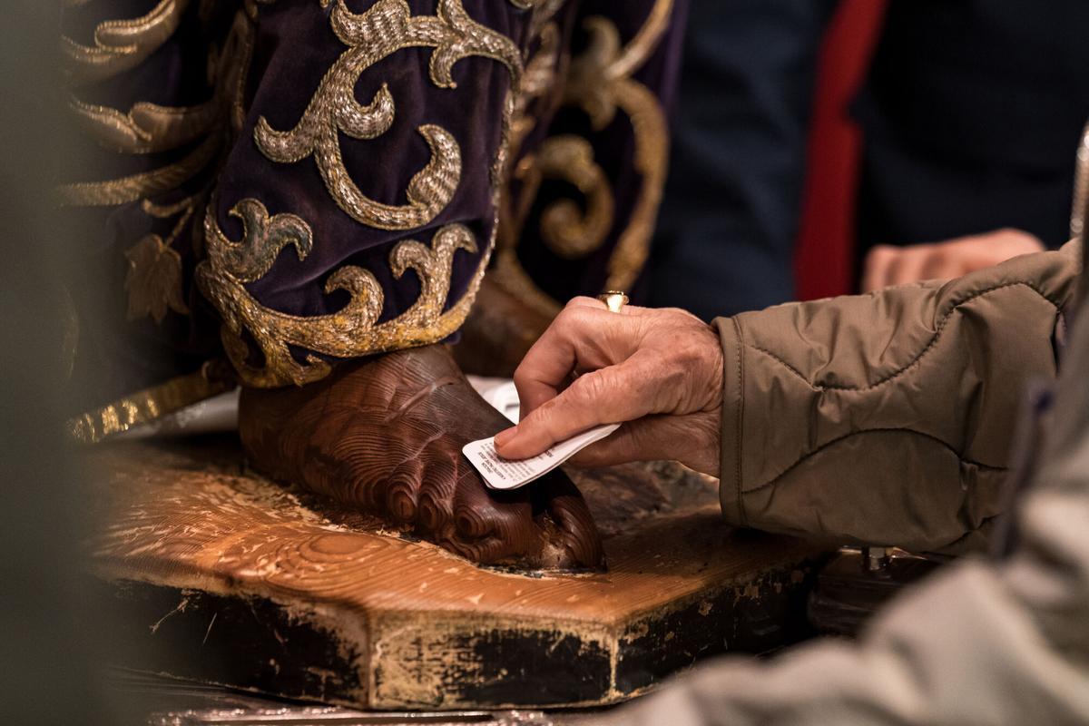 Las mejores imágenes del besapiés del Cristo de Medinaceli, en Madrid