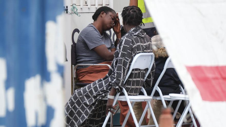 Dos migrantes tras su llegada en cayuco a Tenerife.
