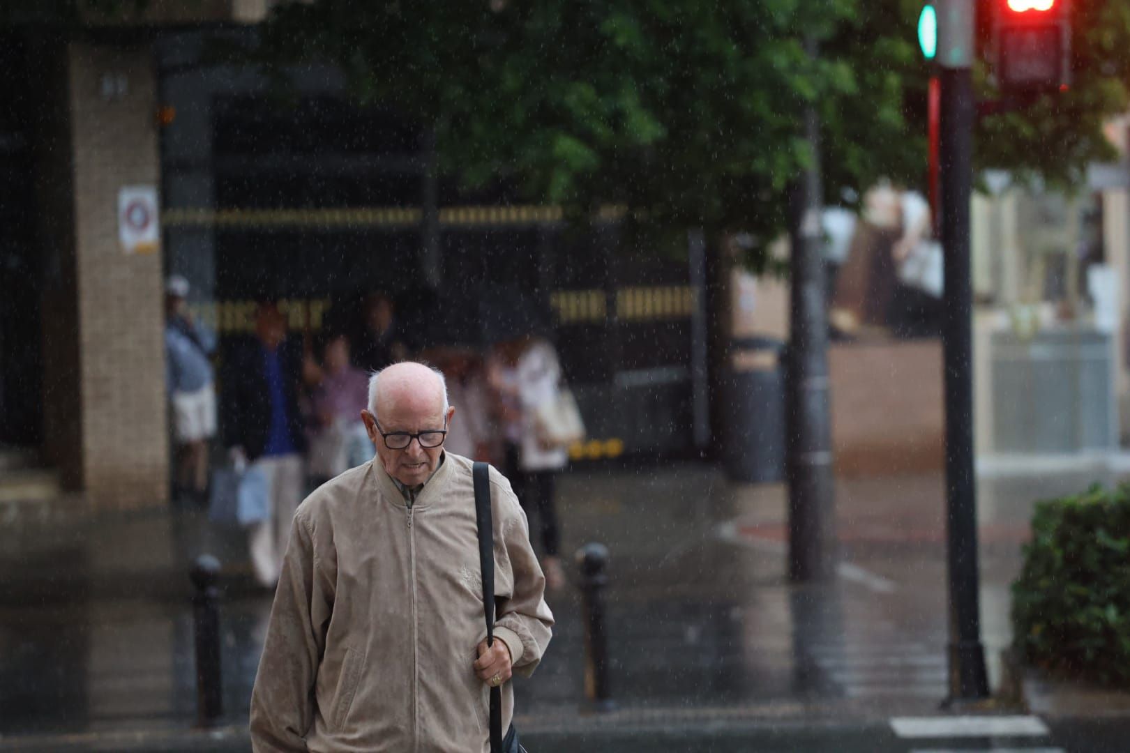 La lluvia descarga con fuerza en València