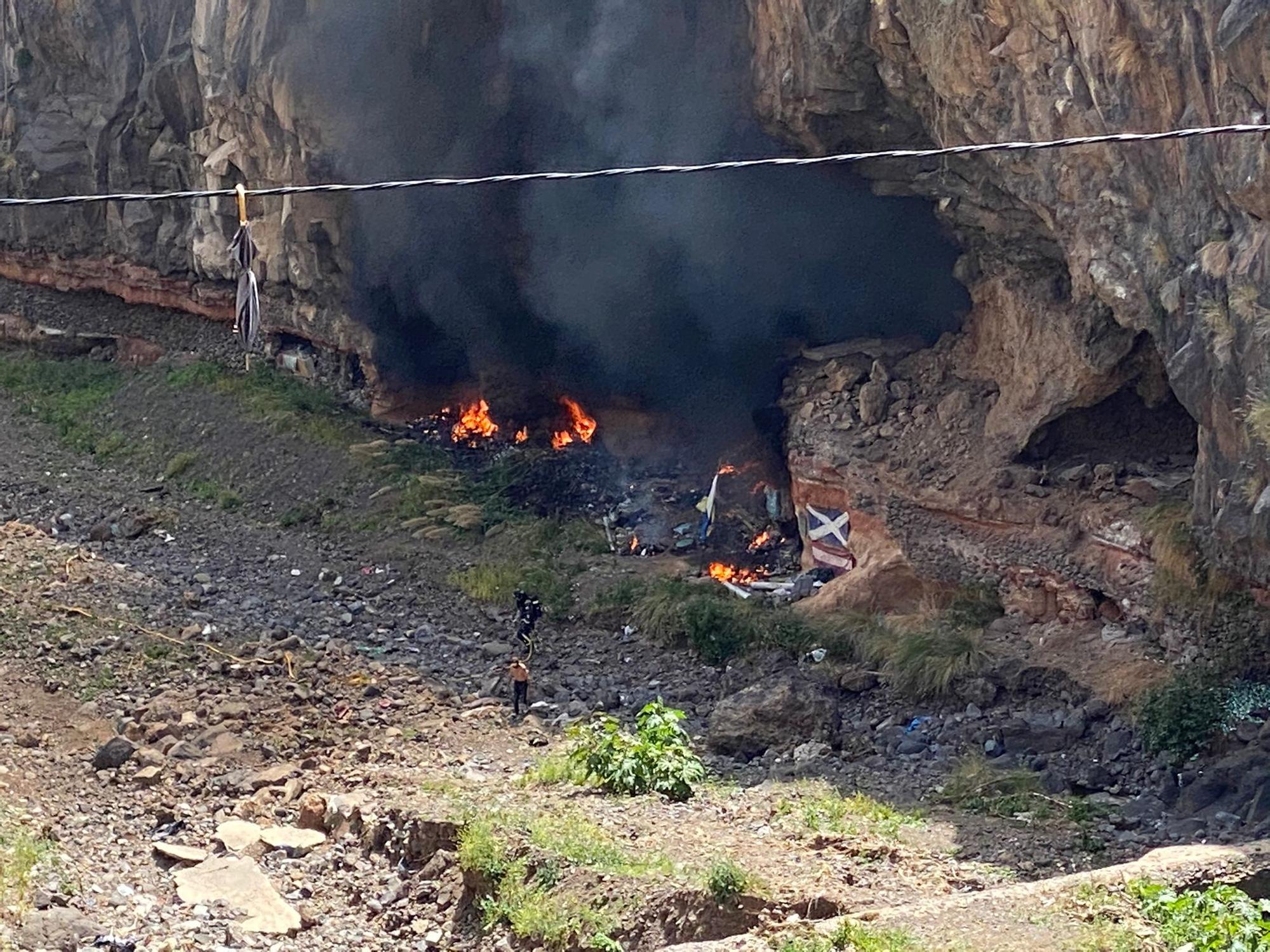 Incendio en una casa cueva de Barranco de Santos