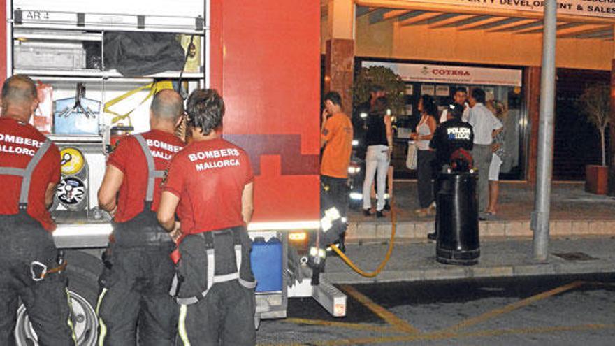 Bomberos trabajan en el local afectado por el incendio ayer tarde en Cala Millor.