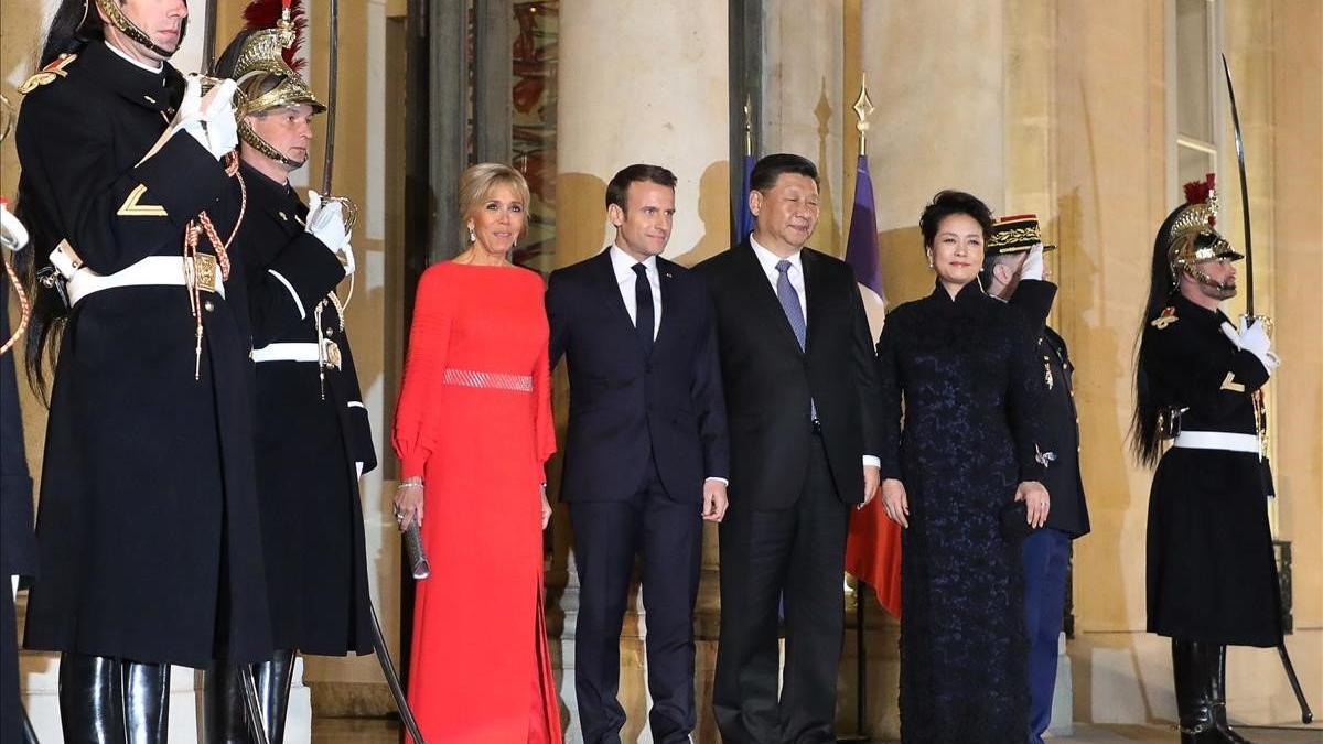 Macron y Xi Jinping con sus respectivas esposas, en el Palacio del Elíseo de París.