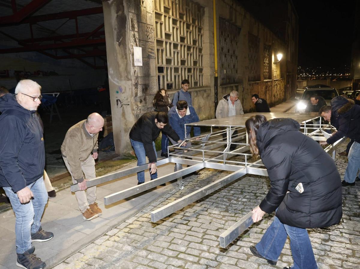 Los integrantes de la Vera Cruz, guardando la estructura de 6,40 metros de largo en los locales de las cofradías. | ÁNGEL GONZÁLEZ
