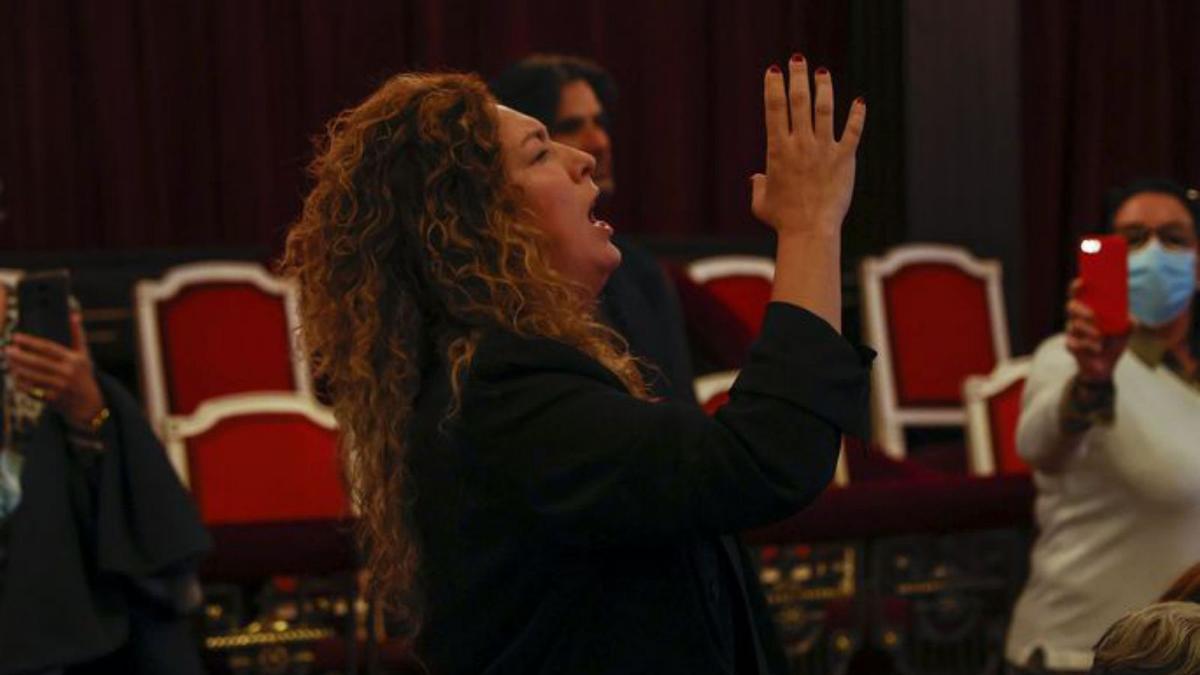 Estrella Morente canta en la capilla ardiente.   | // EFE 