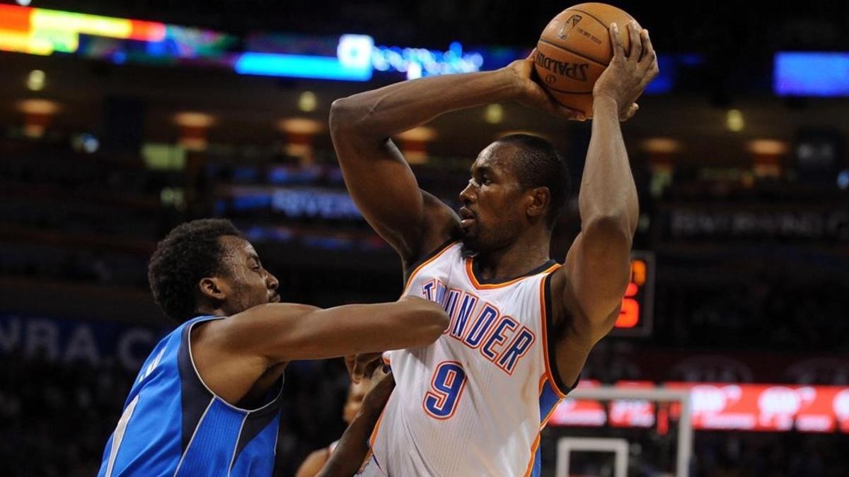 Ibaka, con la camiseta de los Thunder, en un partido de la NBA