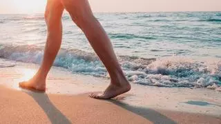 Caminar por la playa: el entrenamiento sorprendentemente efectivo para tonificar las piernas