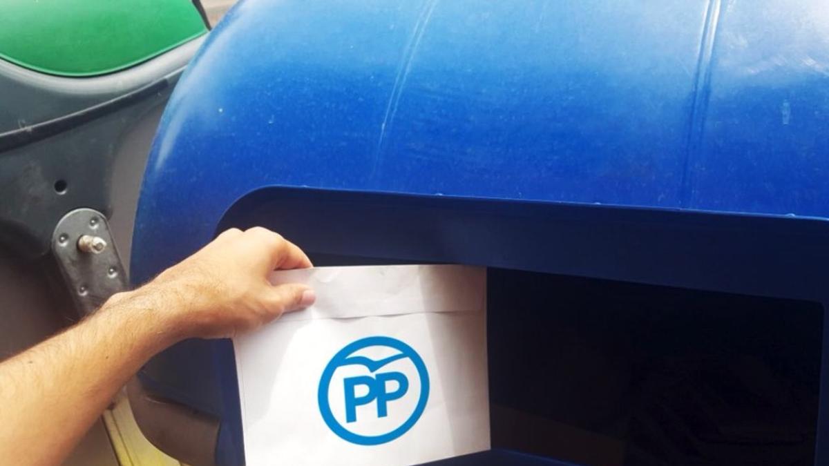 Una imagen de la campaña con la que la JNC insta a tirar sobres del PP en contenedores azules.