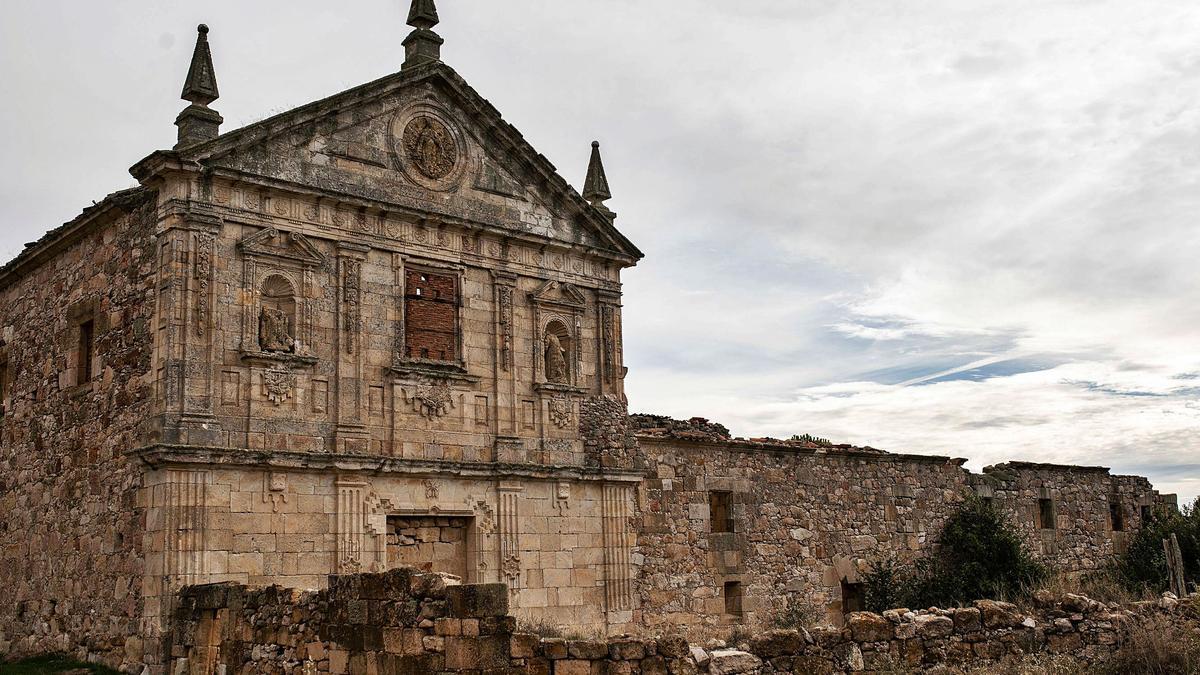 Arriba, el Convento de Nuestra Señora del Soto. Abajo a la izquierda una crujía del claustro y sobre estas lineas un detalle de la fachada. A la derecha, arriba, arcos y detalles de una fuente de la sacristía, un santo sin cabeza de la fachada y unos nombres grabados sobre la piedra.
| Emilio Fraile