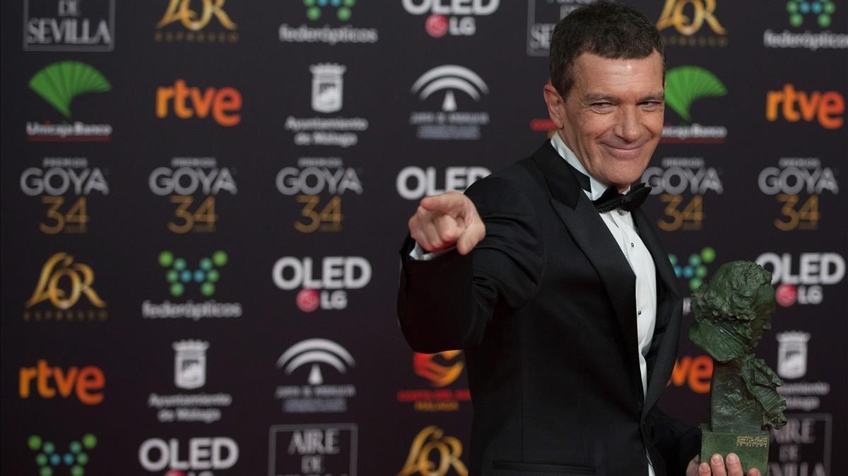 zentauroepp51954171 spanish actor antonio banderas poses with the goya award to 200126015950