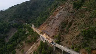 Reabre la carretera Ronda-San Pedro con un carril regulado por semáforo