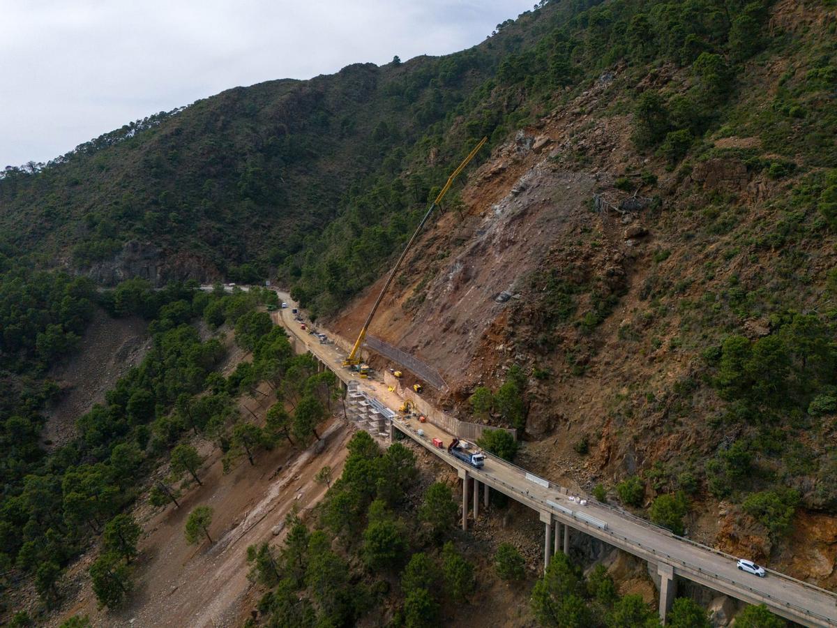 Obras de reparación del puente de la carretera Ronda-San Pedro.
