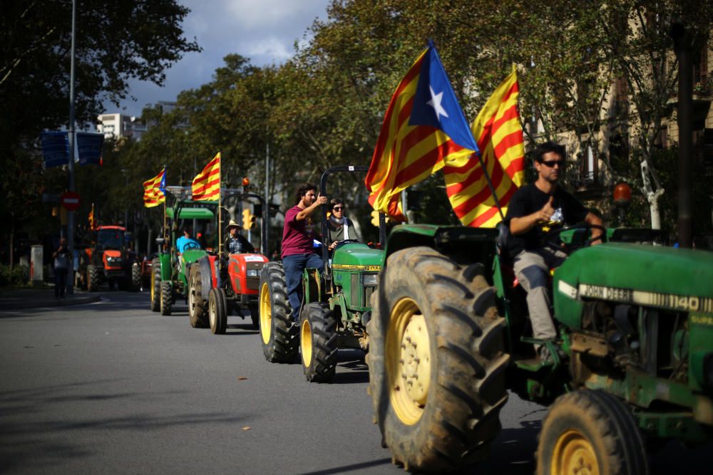 Tractors amb banderes independentistes a l'Arc de Triomf a Barcelona
