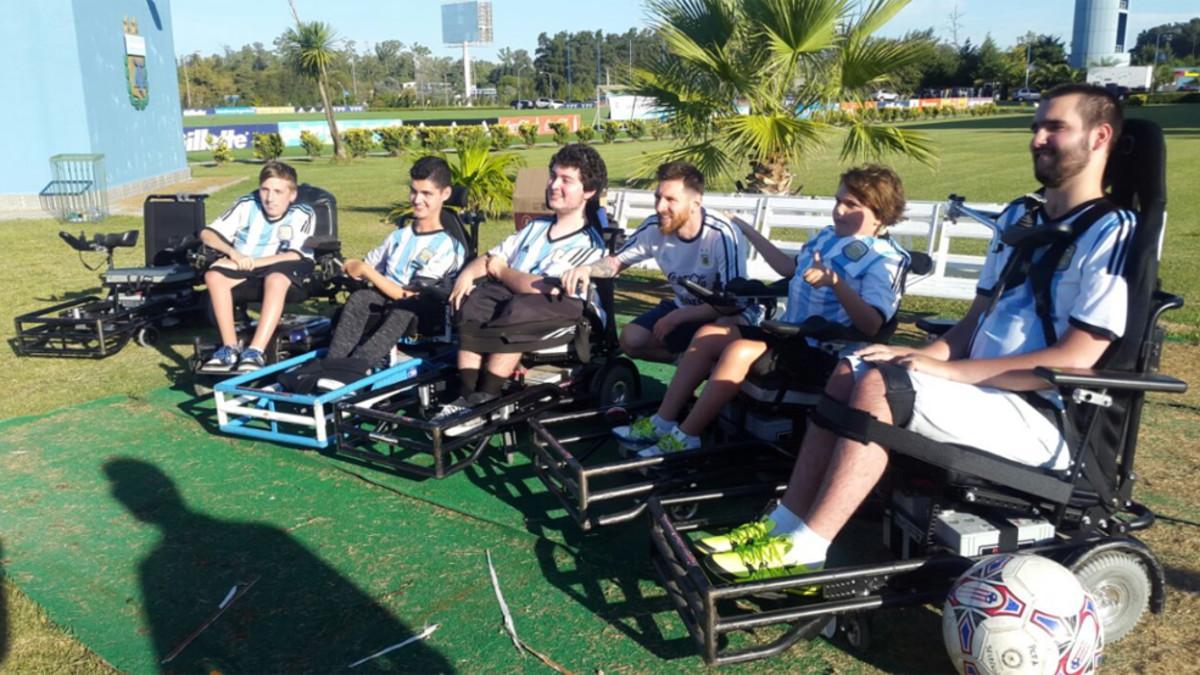Leo Messi y la selección argentina estuvieron con los chicos de Powerchair FA en el predio de Ezeiza