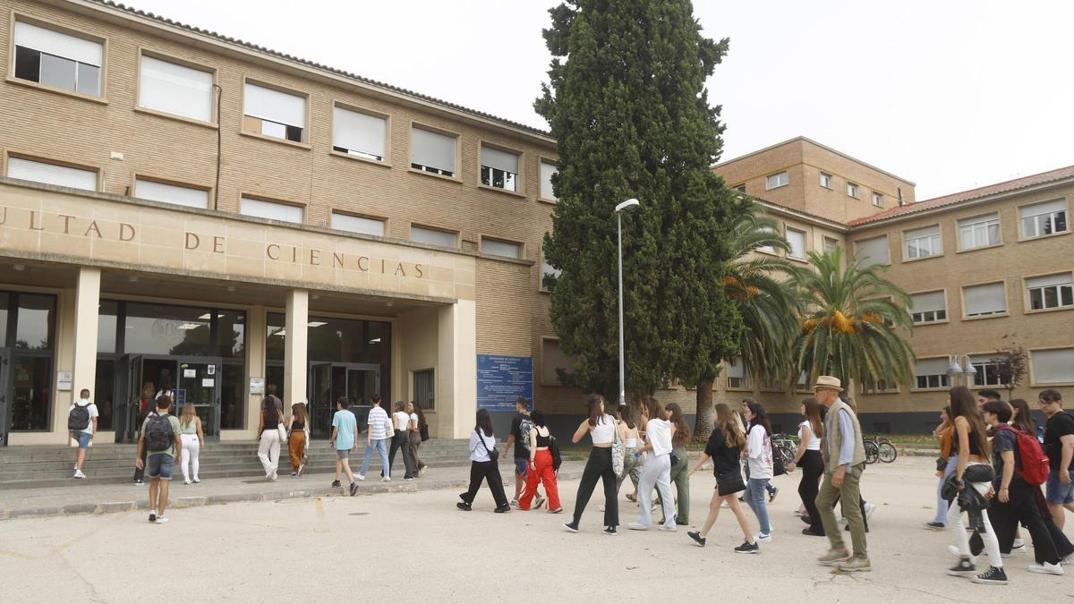 Un grupo de estudiantes, entrando a la Facultad de Ciencias en una imagen de archivo