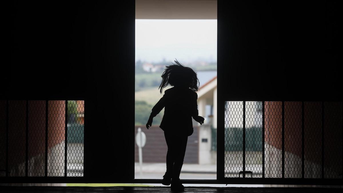 Una niña en Avilés, a punto de salir a la calle.