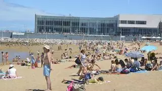 Limpieza, accesibilidad e investigación: las tres claves para que Gijón pueda lucir la bandera de Ecoplayas en sus tres arenales urbanos