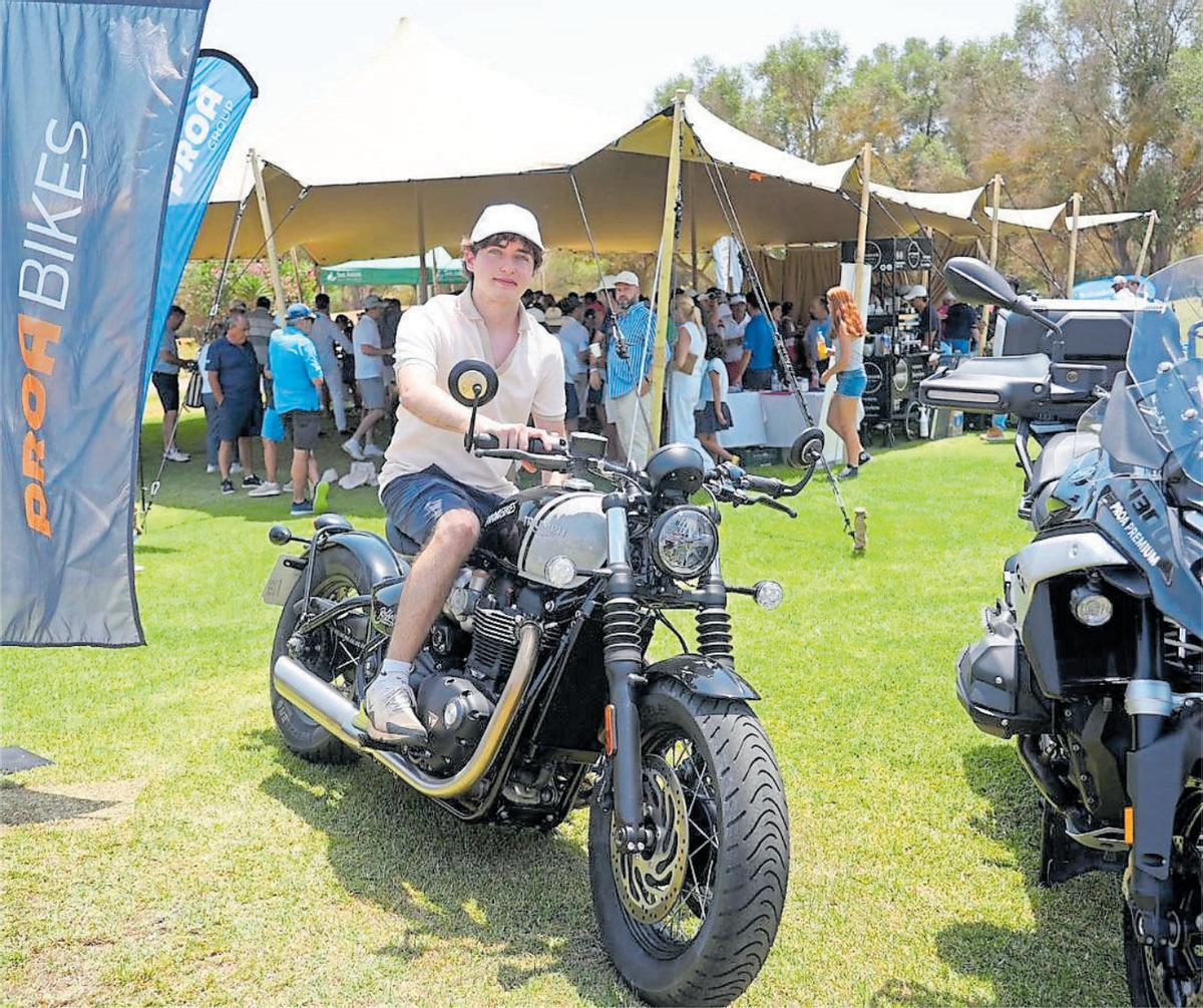 Lluís Labrés, ganador de un Hole in One de una Triumph Boneville.