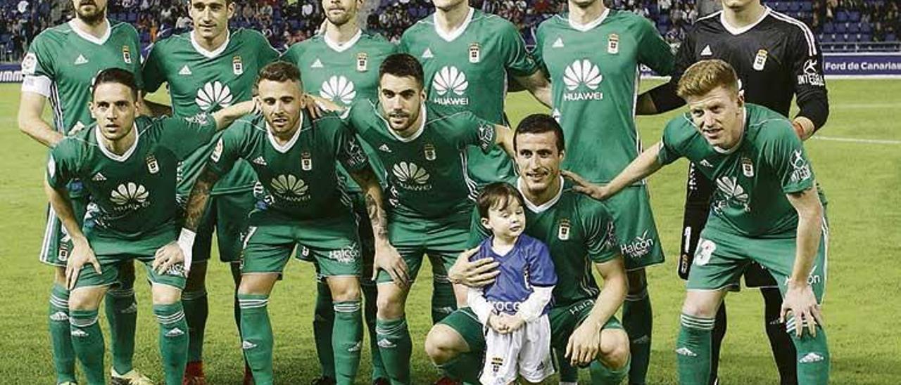 El equipo titular del Oviedo, con la equipación verde, ayer antes del partido frente al Tenerife.