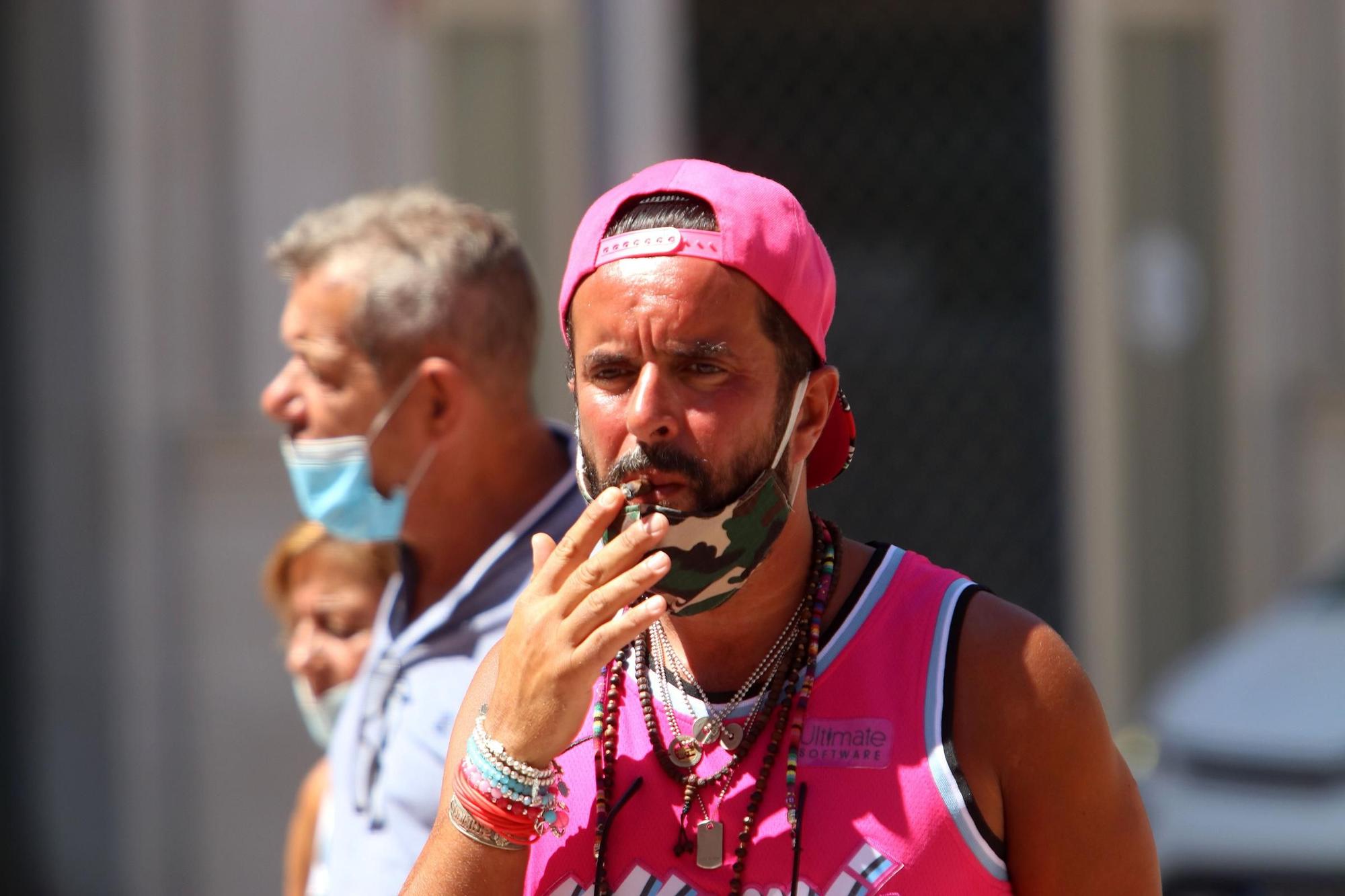 Archivo - Personas fumando en terrazas y vías públicas  durante el día en el que se ha decretado la prohibición de fumar en espacios públicos si no se respeta la distancia de seguridad establecida. Málaga a 14 de agosto del 2020