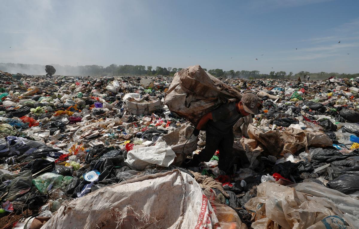 Recicladores de basura revisan montones de desechos en un vertedero de cartón, plástico y metal, que venden en turnos de 12 horas, mientras Argentina enfrenta una de las tasas de inflación más altas del mundo, que superará el 100 % este año, en Luján, el las afueras de Buenos Aires, Argentina 5 de octubre de 2022.