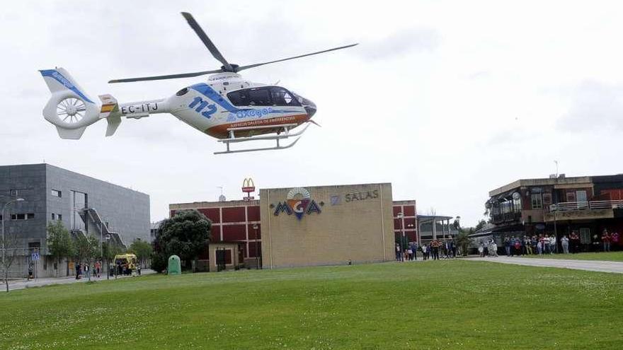 El helicóptero del 112 despega con el paciente trasladado desde el Hospital do Salnés.  // Noé Parga