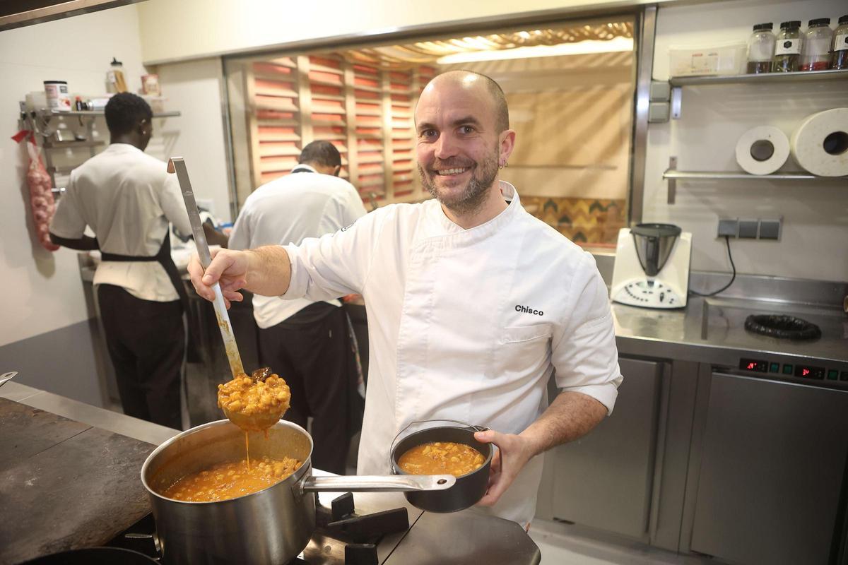 El chef Chisco Jiménez preparando sus famosos callos.