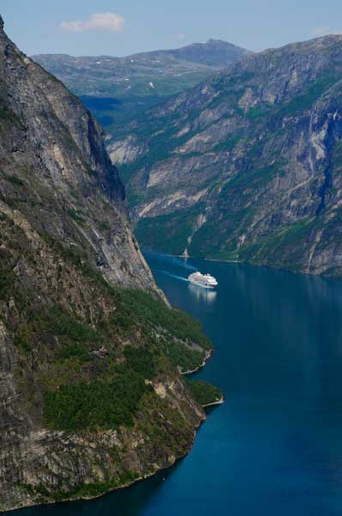 Crucero surcando las aguas del fiordo Nordfjord en Noruega. Crucero surcando las aguas del fiordo Nordfjord en Noruega.