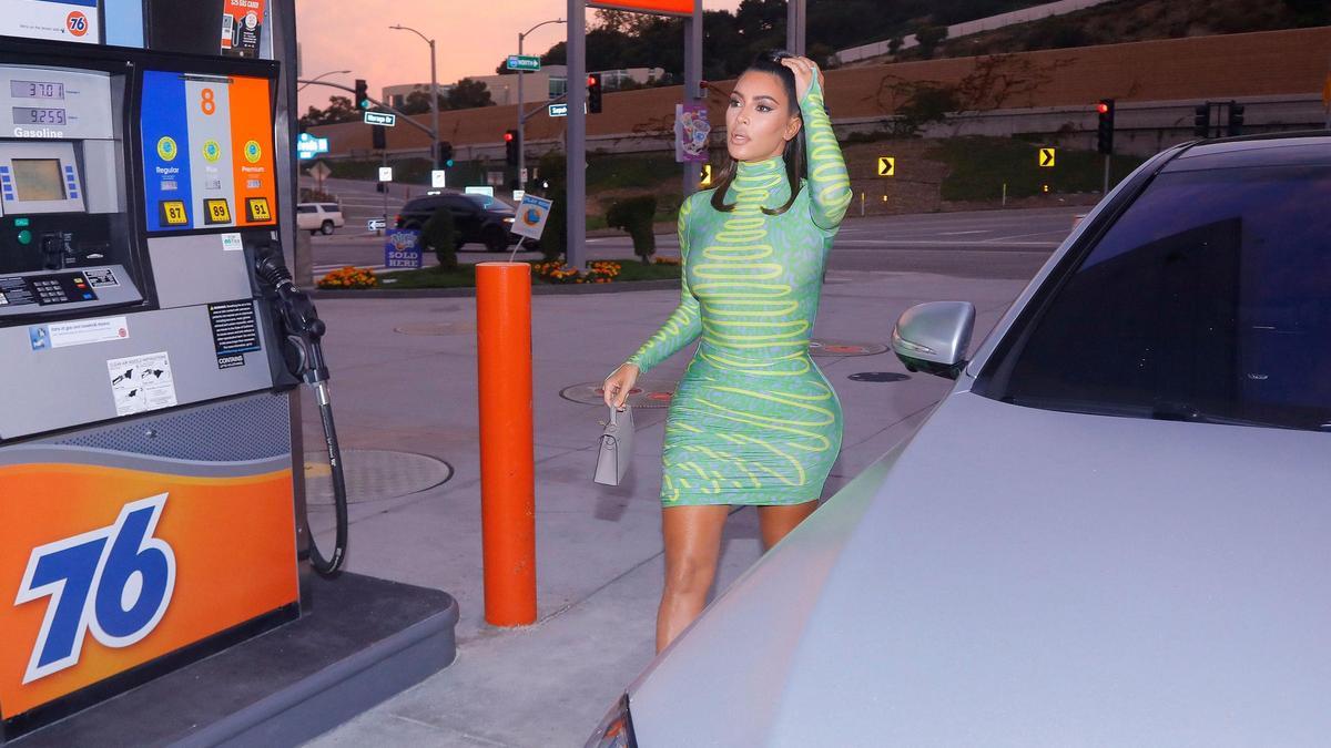 Kim Kardashian en una gasolinera.