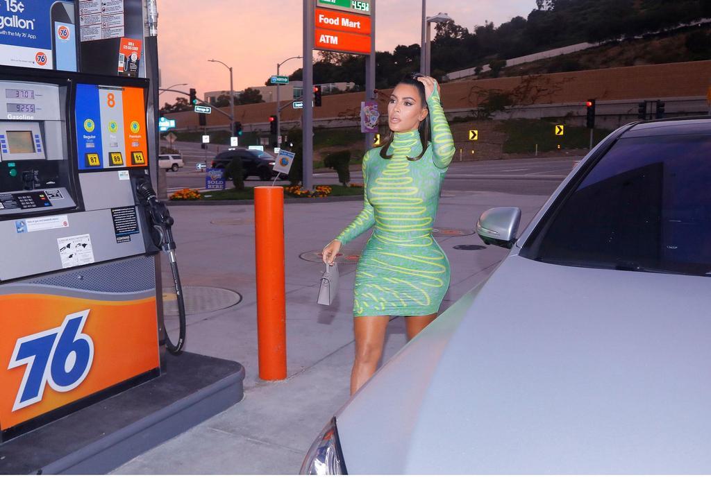 Kim Kardashian en una gasolinera.