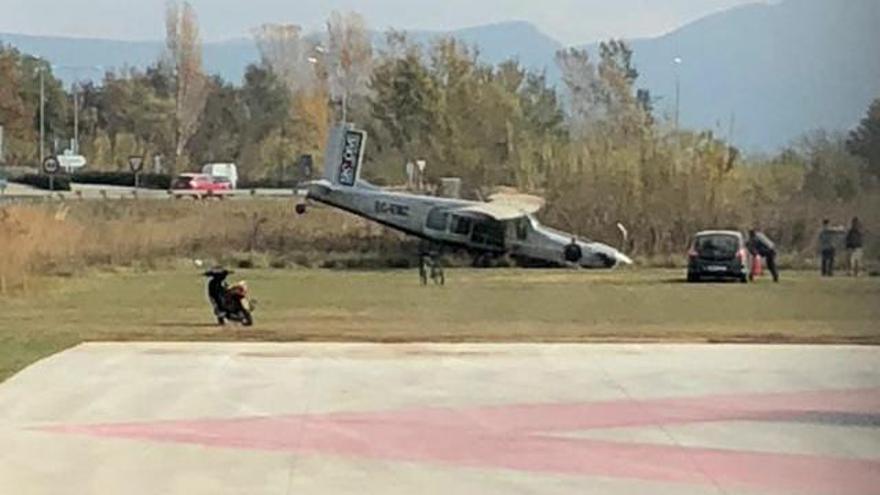 L&#039;avioneta al costat de la pista on s&#039;ha accidentat