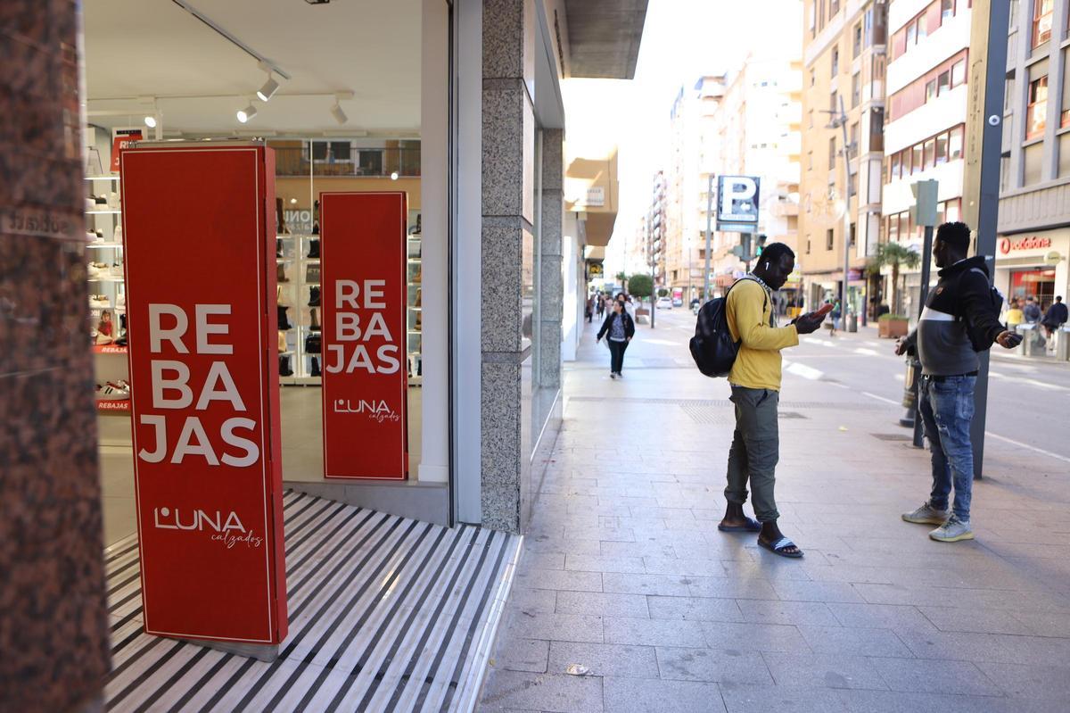 Imagen de archivo de una tienda en el centro de Lorca.