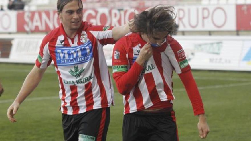 Catú acude a felicitar a Jorge que besa la camiseta, tras conseguir el gol que le dio la victoria al Zamora CF.