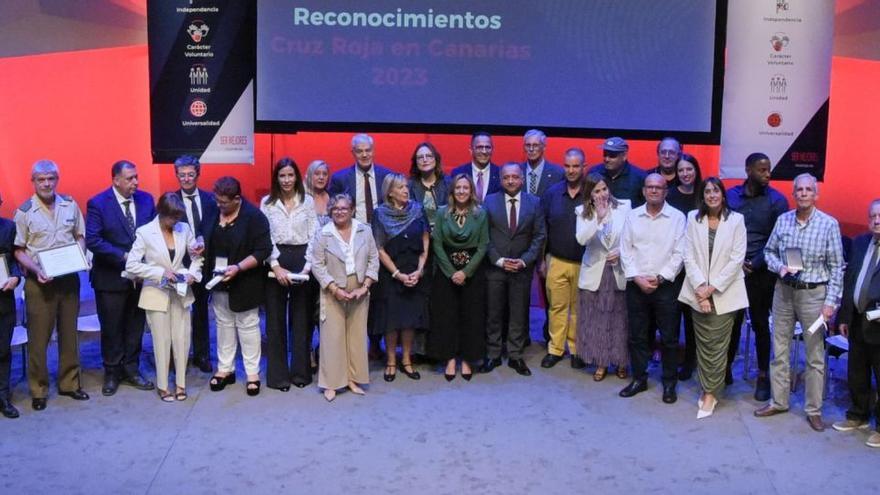 Foto de familia de las entidades y personas premiadas. | | ESTEFANÍA DE LA HOZ BRIGANTY