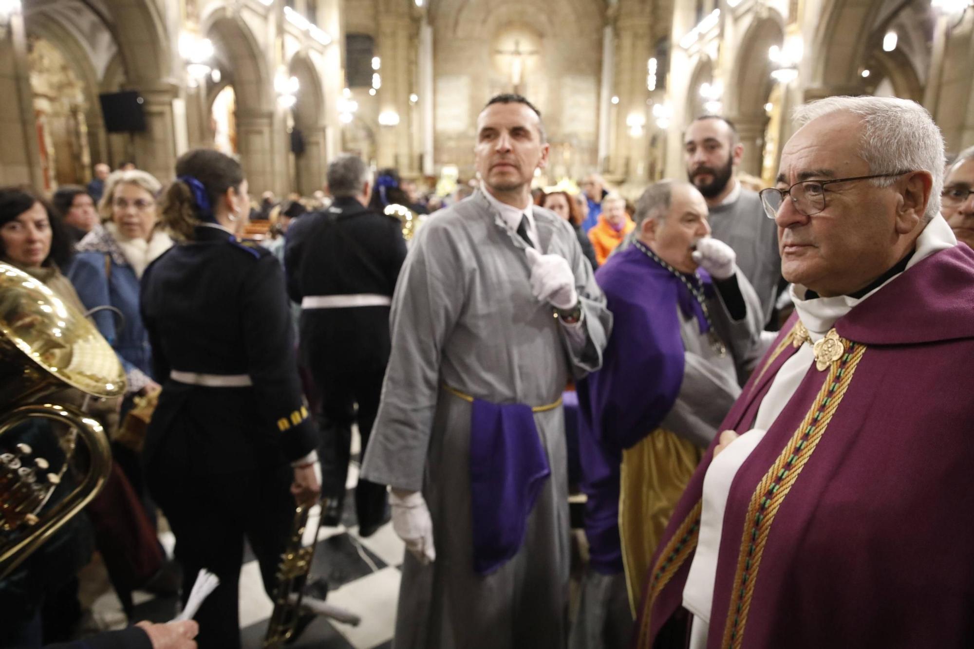 El mal tiempo obliga a suspender la procesión del Encuentro en Gijón