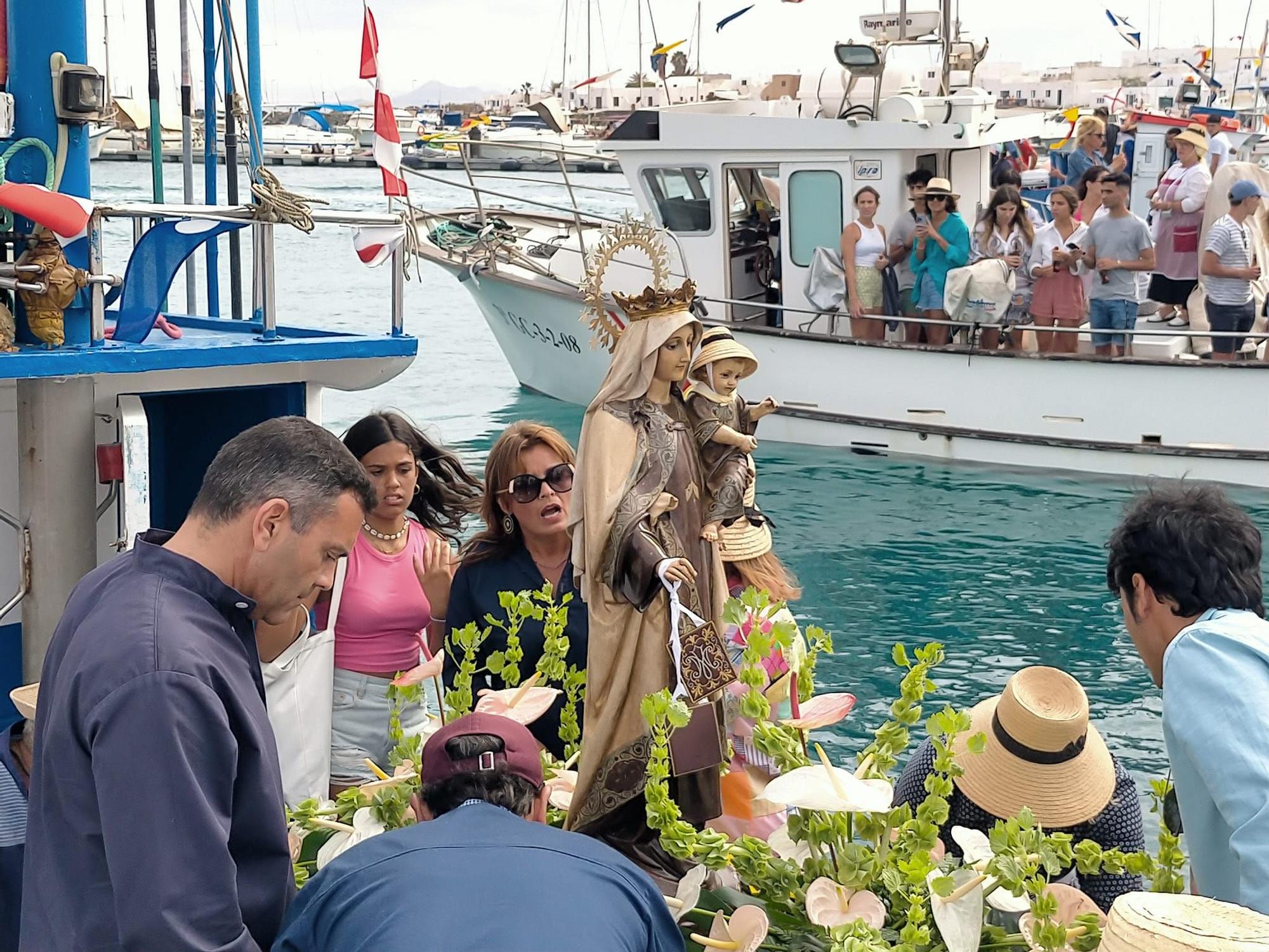 La Graciosa pasea a la Virgen del Carmen