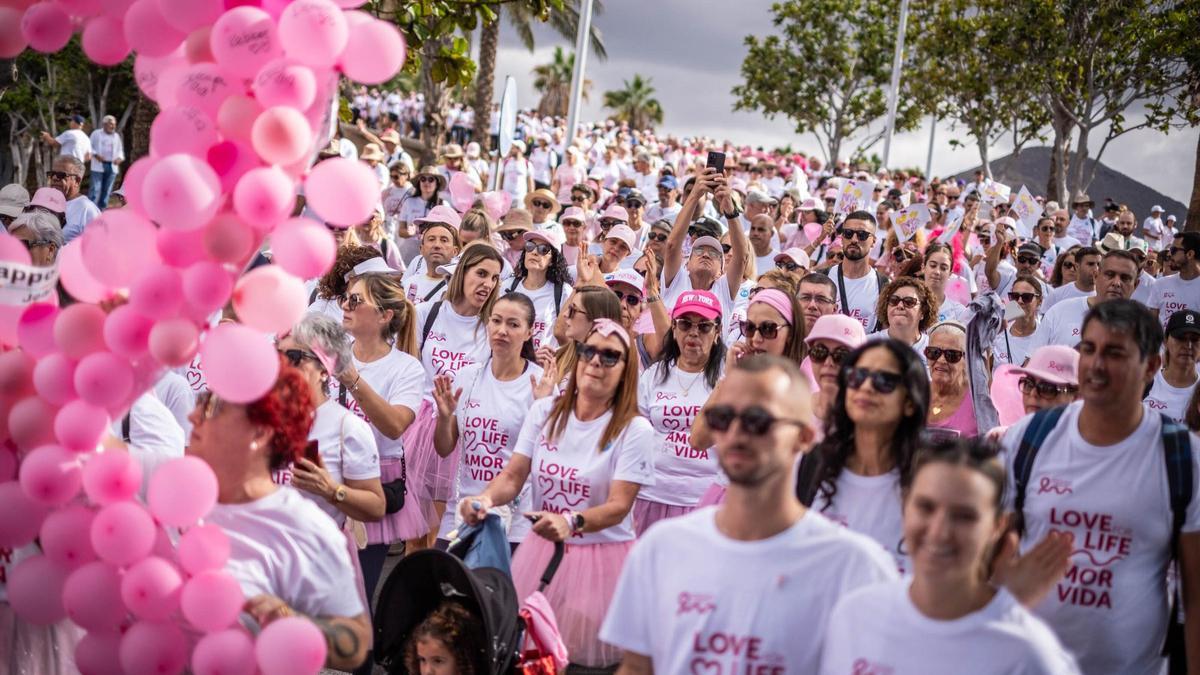 Marea rosa en el sur de Tenerife para apoyar la investigación del cáncer.
