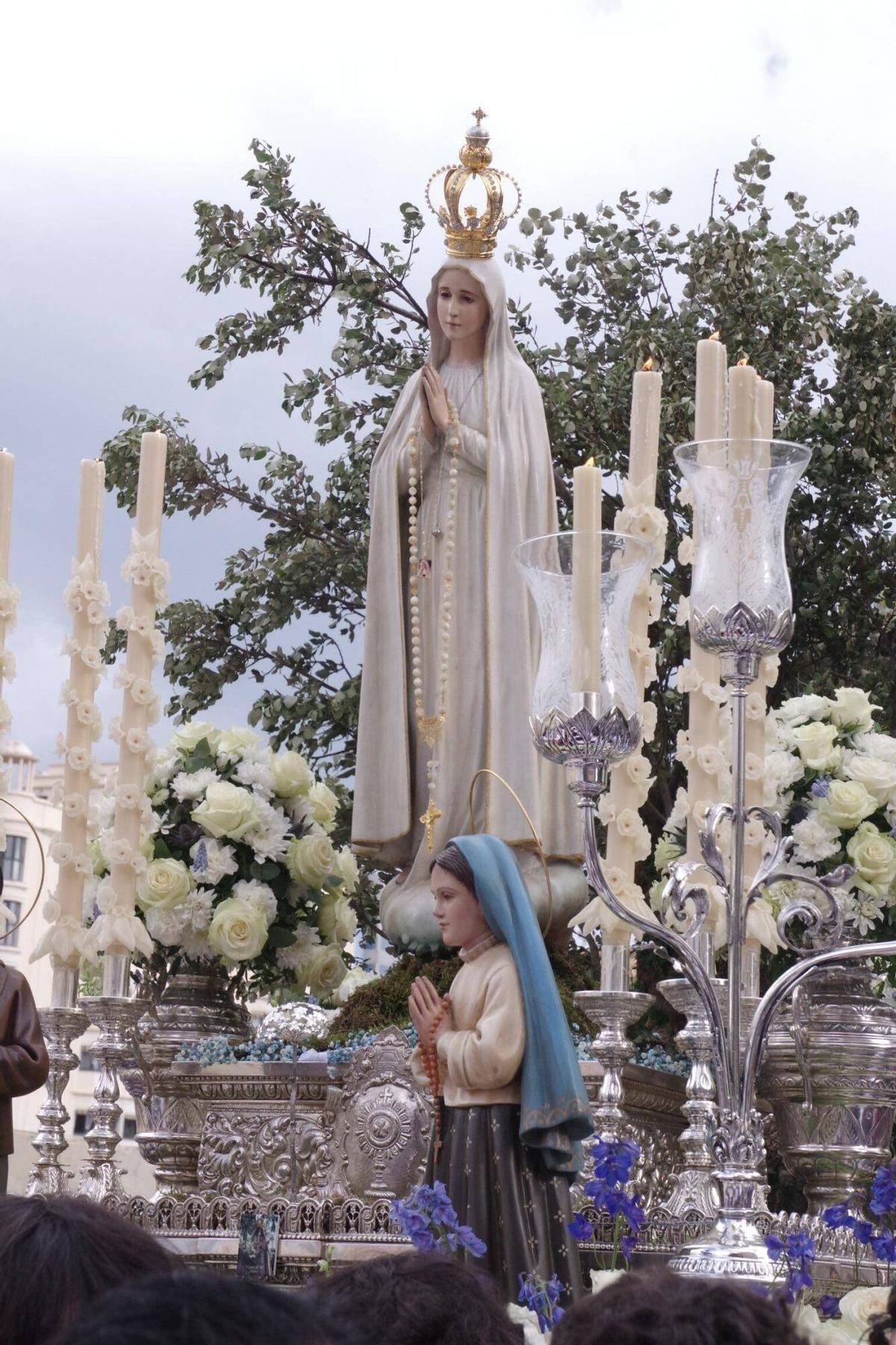 Procesión de la Virgen de Fátima por el barrio de La Trinidad, estrenando la ampliación del trono