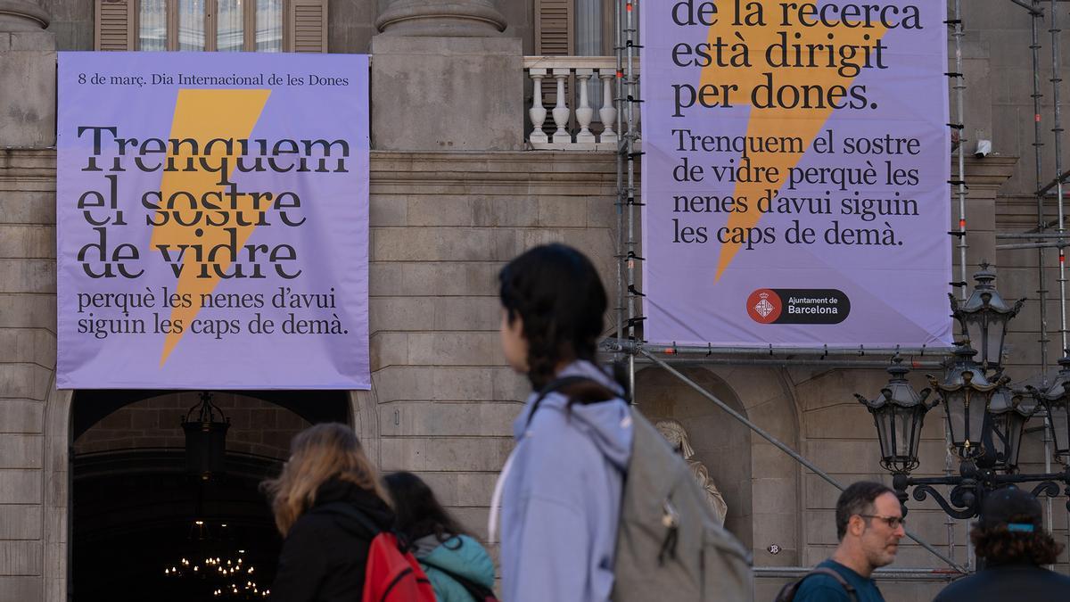 'Rompamos el techo de cristal', el lema del Ayuntamiento de Barcelona por el 8M