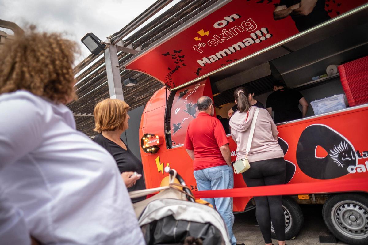 Colas en el estreno en Tenerife de GoXo, la food truck de Dabiz Muñoz