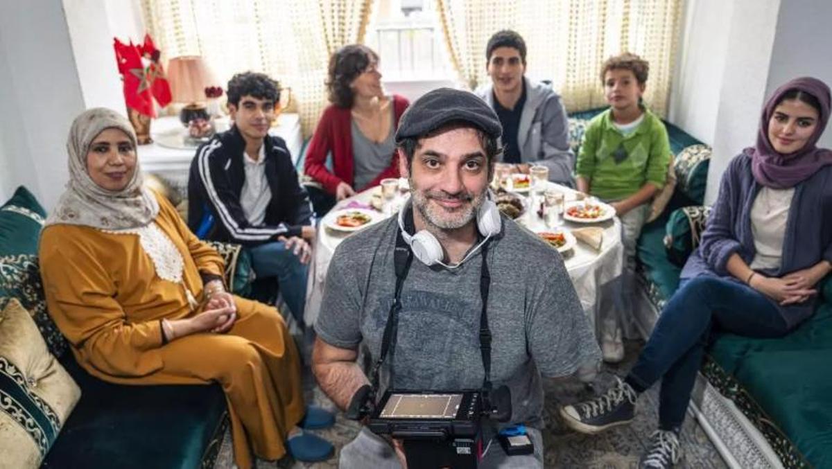 El director Àlex Lora, en primer pla, en el rodaje de 'L'escletxa', a Cornellà, aquest divendres