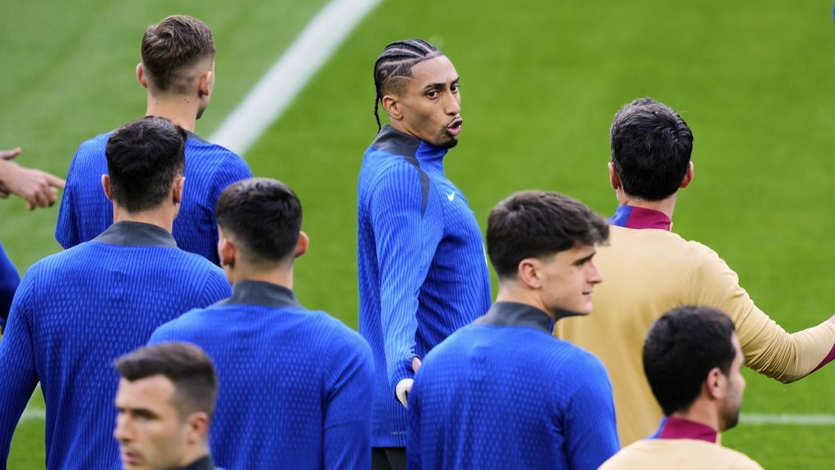 Raphinha, durante el entrenamiento del Barça en el Signal Iduna Park de Dortmund.