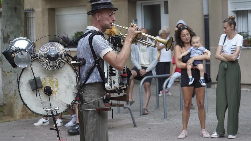 Les imatges del Circ Pistolet encetant l&#039;EscèNit als barris de Taialà i Germans Sàbat