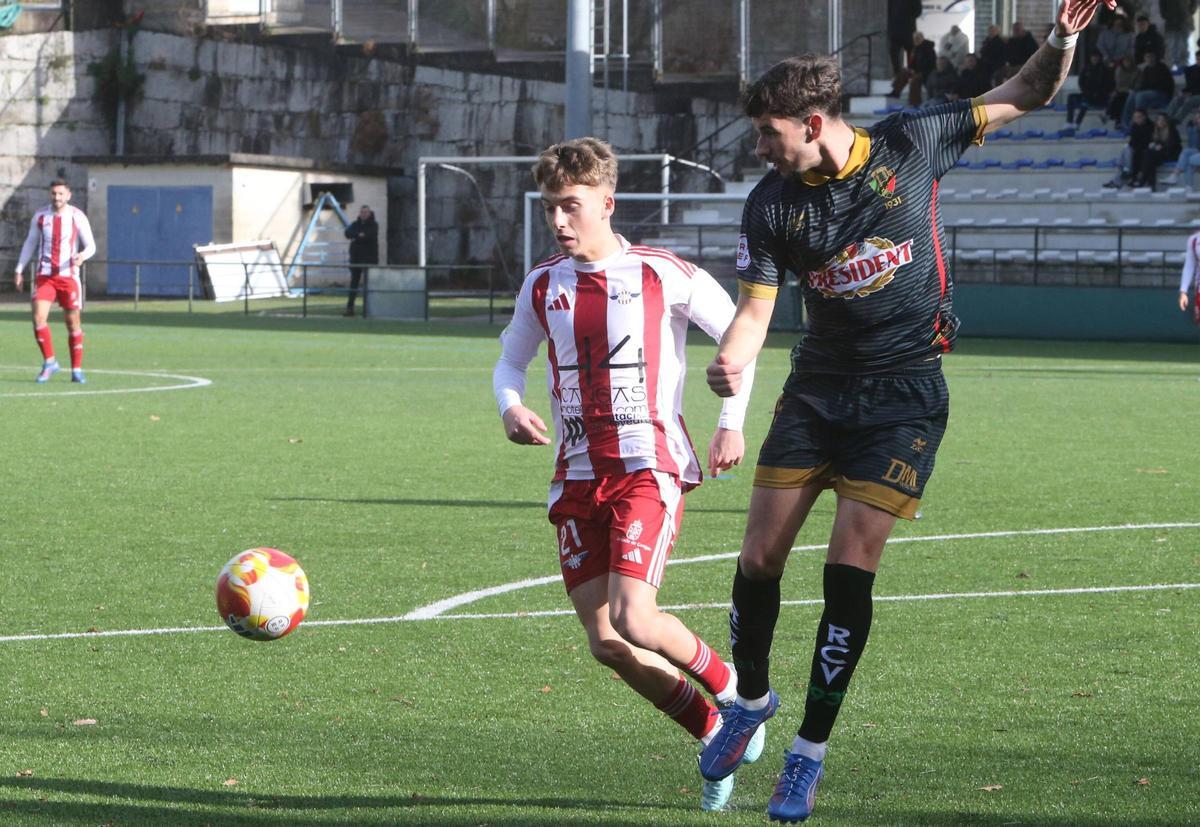 Lucas Camba controla el balón en un duelo anterior.