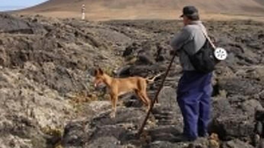 Cazador y perro de caza en en el volcán de Lanzarote.