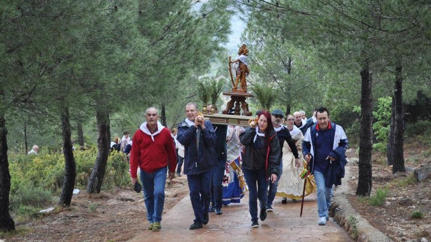 Vall d’Alba honra a Sant Cristòfol a pesar de la lluvia