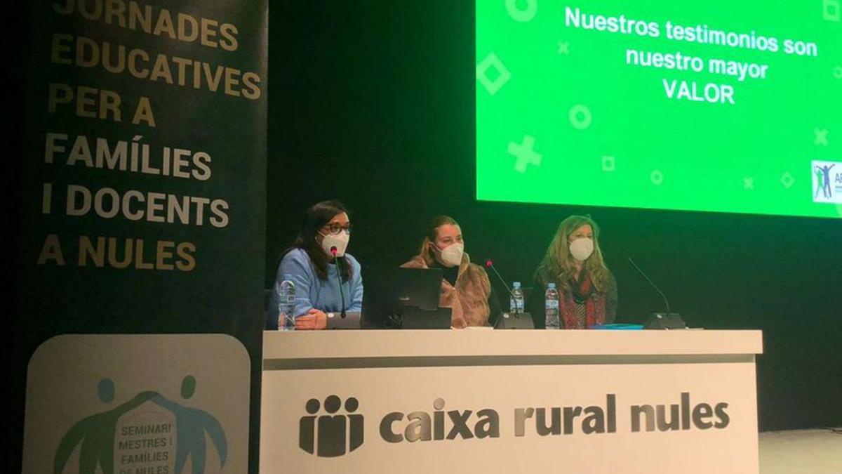 La Asociación de Padres de Afectados por TDAH de Castellón, en su charla. | MIRA