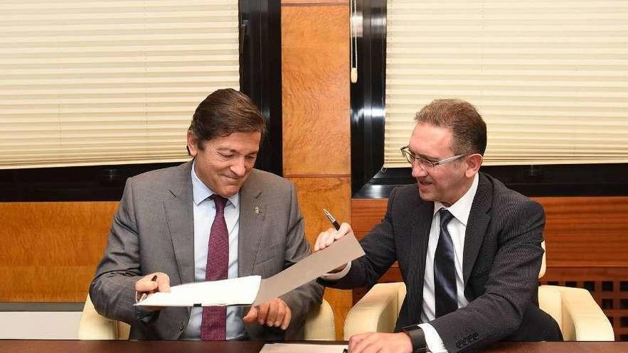 Javier Fernández y Jaume Giró, ayer, durante la firma del convenio.