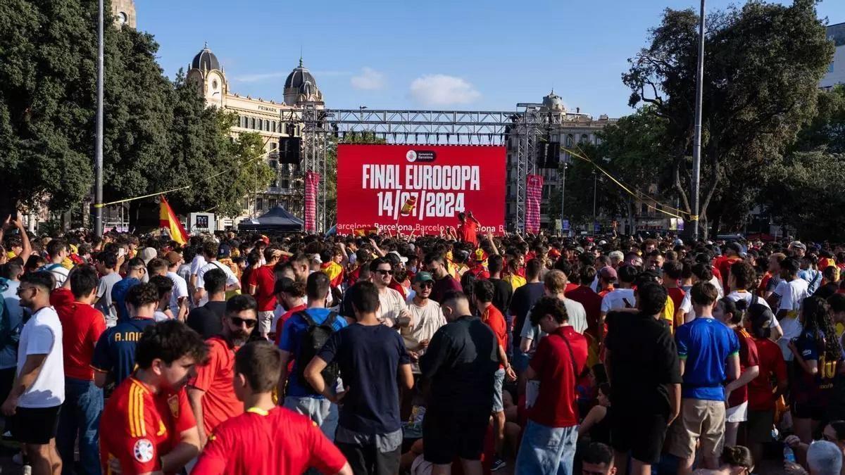 Ambient previ a la plaça de Catalunya per seguir la final de l’Eurocopa 2024