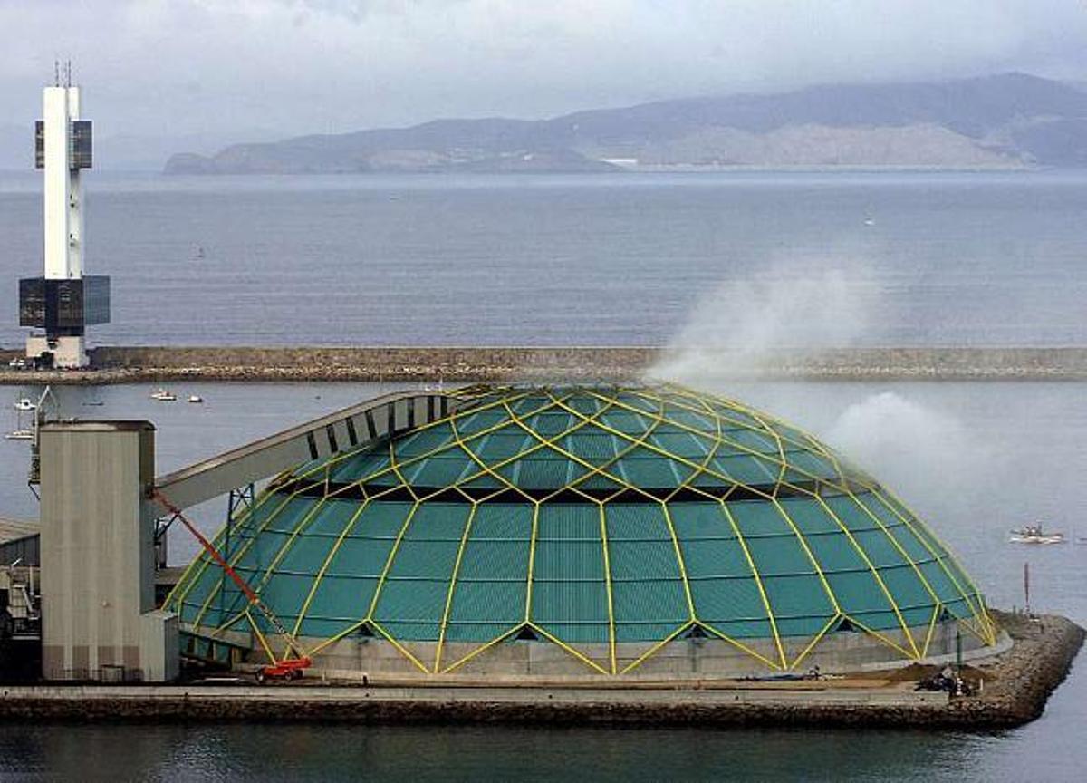 La Medusa, el parque de almacenamiento de carbón de Gas Natural Fenosa en el puerto coruñés. / c.p.