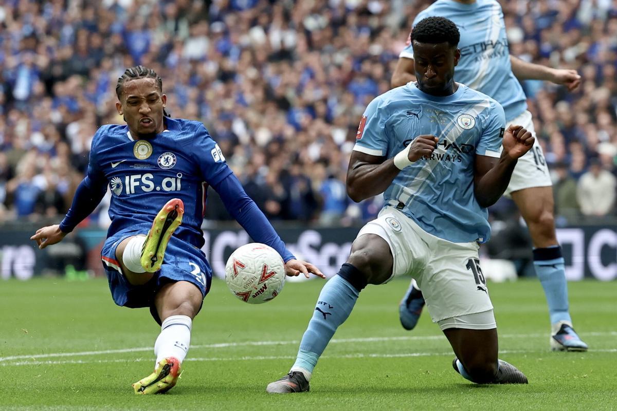 LONDON (United Kingdom), 16/05/2026.- Chelsea's Joao Pedro (L) in action against Manchester City's Marc Guehi (2-L) during the English FA Cup final match Chelsea FC against Mancheseter City, in London, Britain, 16 May 2026. (Reino Unido, Londres) EFE/EPA/NEIL HALL EDITORIAL USE ONLY. No use with unauthorized audio, video, data, fixture lists, club/league logos, 'live' services or NFTs. Online in-match use limited to 120 images, no video emulation. No use in betting, games or single club/league/player publications